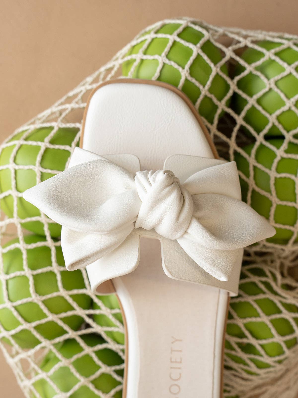 The Ginny | White Textured Bow Slide