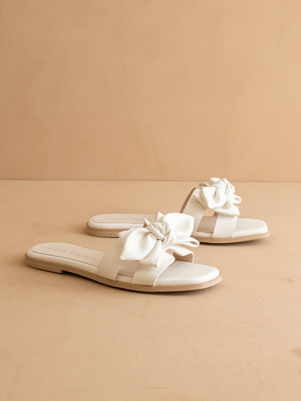 The Ginny | White Textured Bow Slide